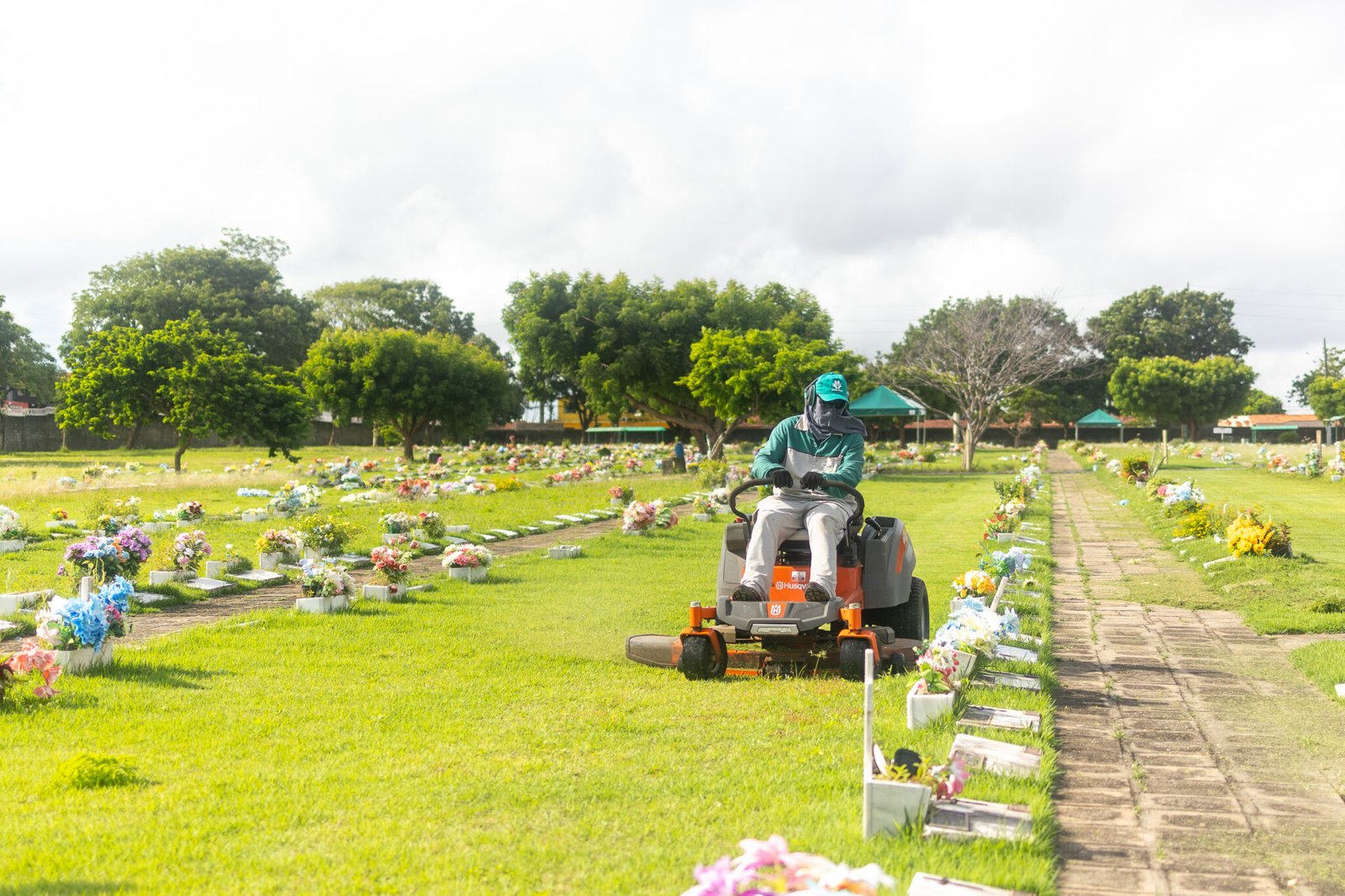 Manutenção Jardinagem do Cemitério Jardim da Paz